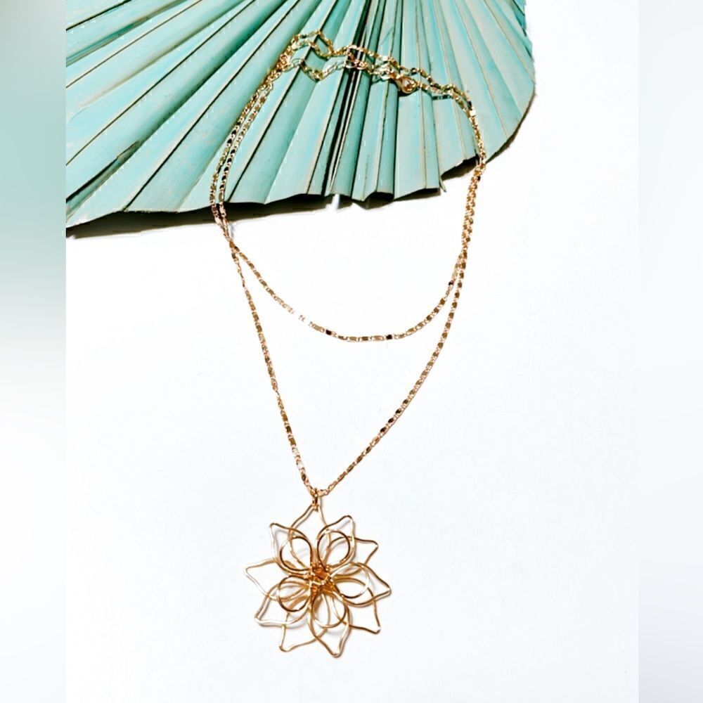 Gold flower pendant necklace S232